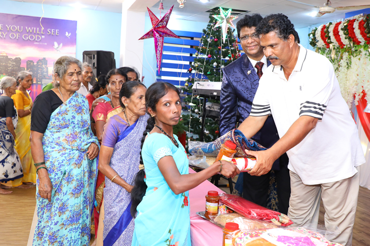 Grace Ministry, Bro Andrew Richard & family helped the poor and needy families on the occasion of New Year Eve by distributing Sarees, Grocery & Food in Mangalore. 